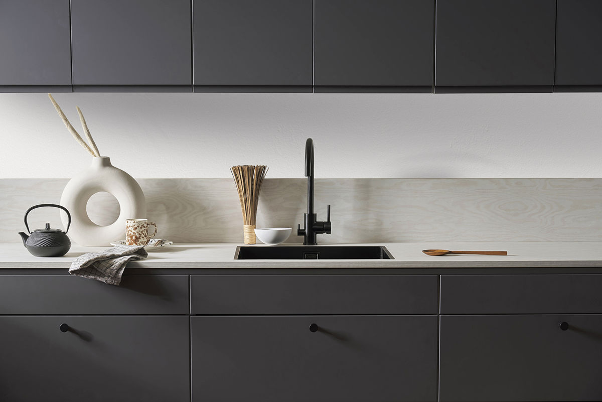 Bänkskiva & Stänkpanel i Laminat Willow White 2019. Diskho Nordic Tech Titan 530 x Blandare Primy Steel Curve Shadowronze. Blandare  