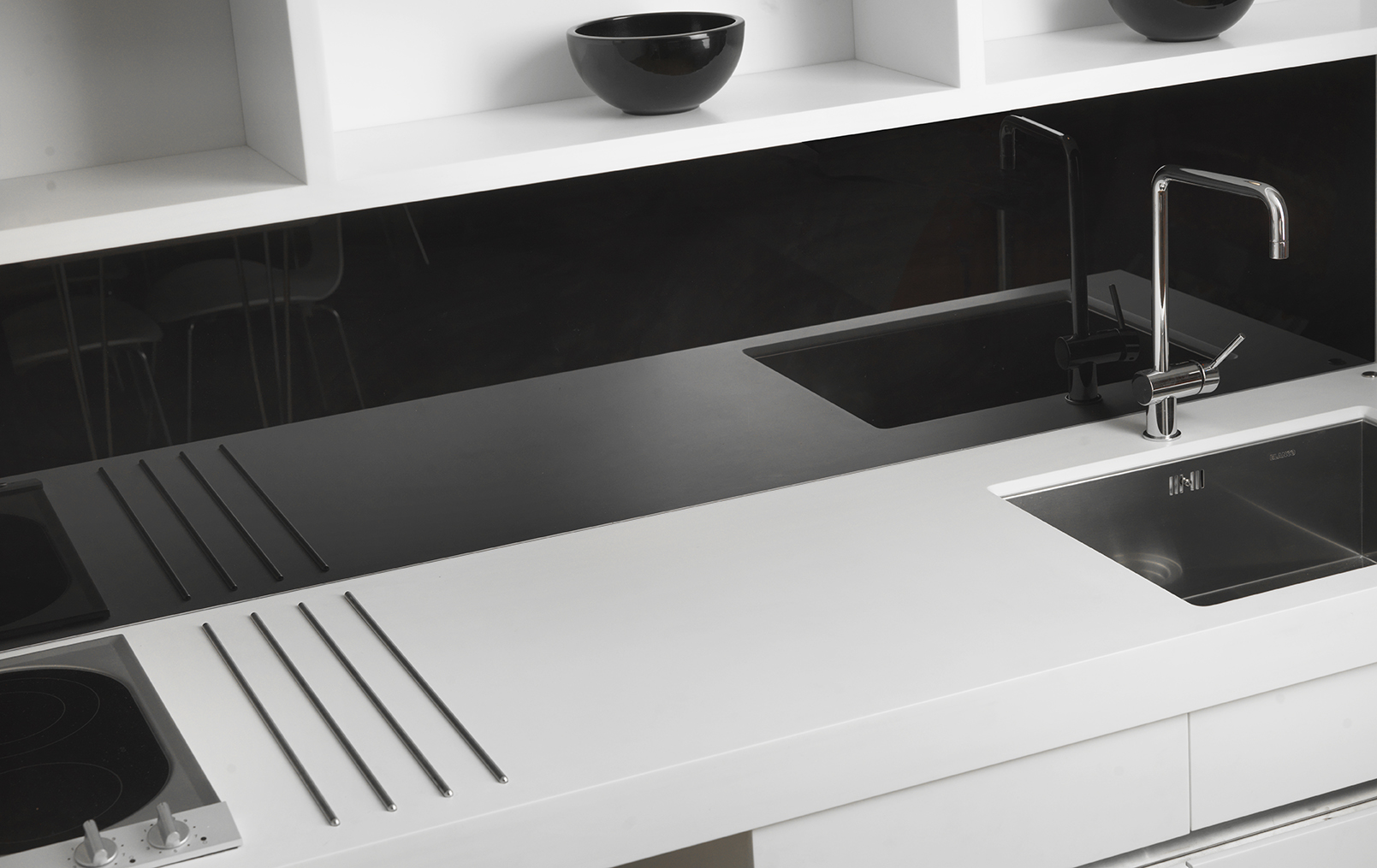 0210 Svart Glas Stänkpanel 72