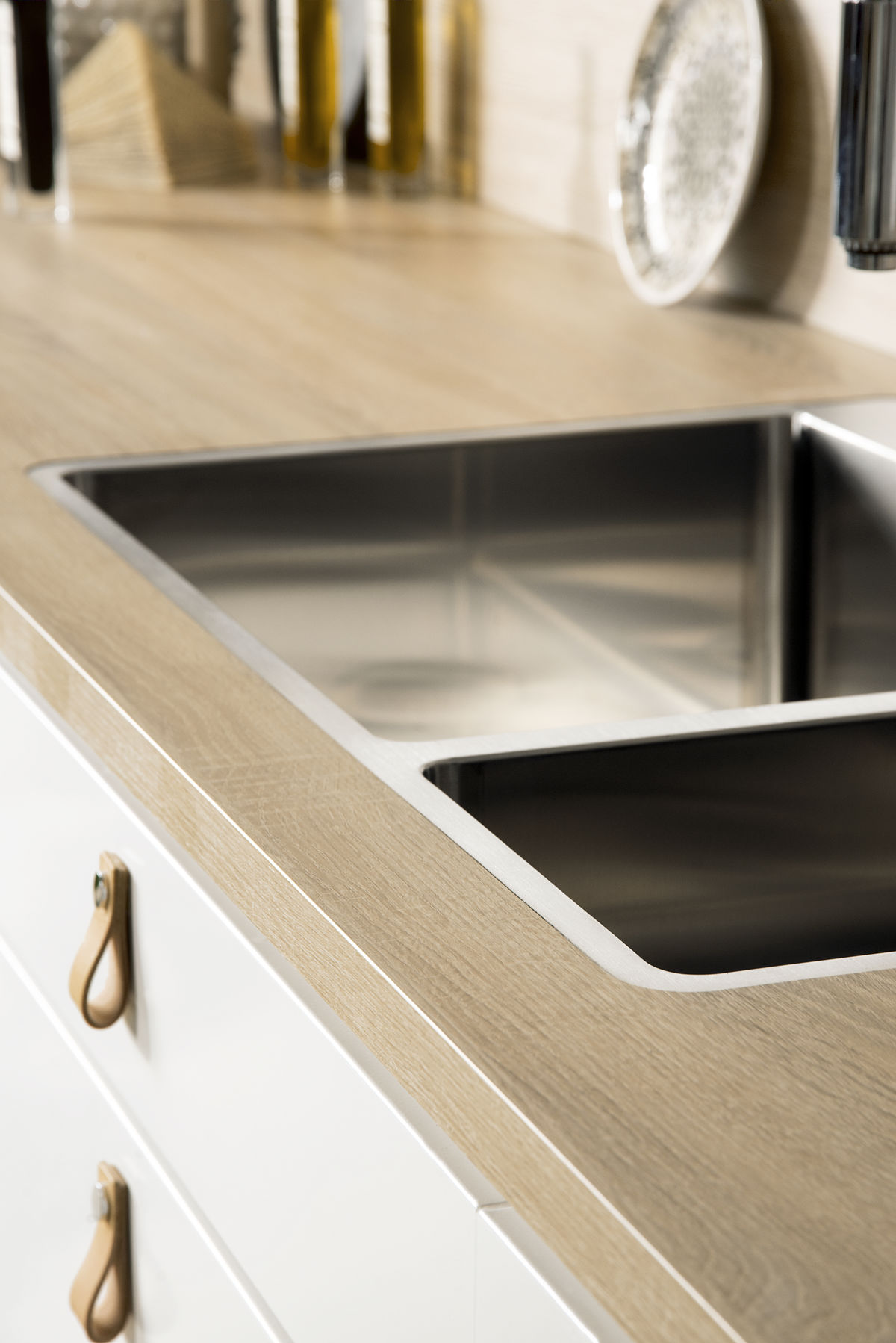 Bänkskiva och stänkpanel i laminat 2008 Sonoma Oak. Diskho Decosteel XV 5023 Tapwing. Blandare Tapwell EVO 186 Krom